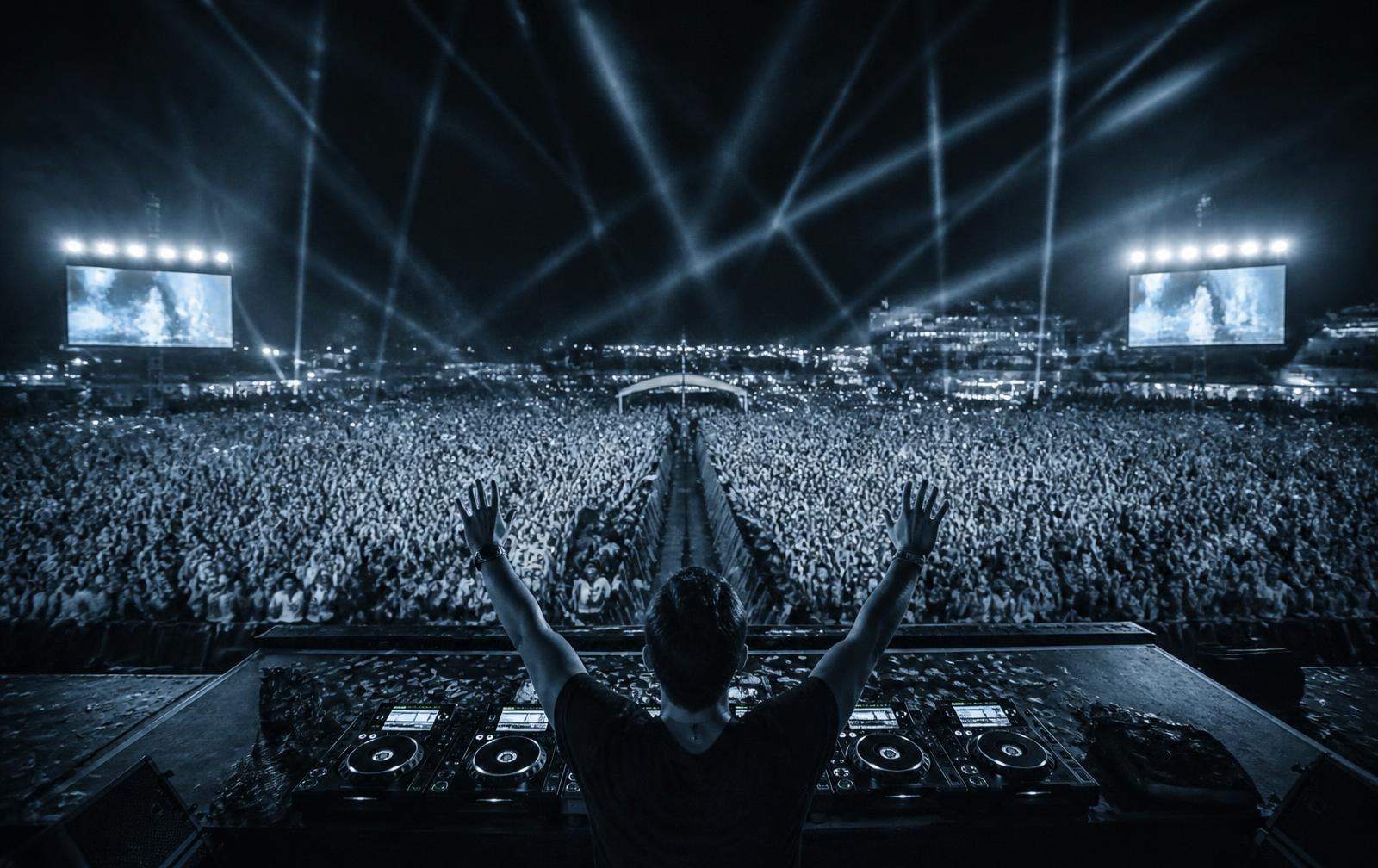 10,000+ guests — Live Experiences